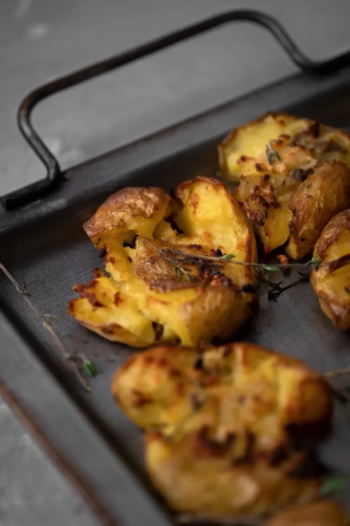 Pommes de terre écrasées croustillantes au four avec ail et herbes