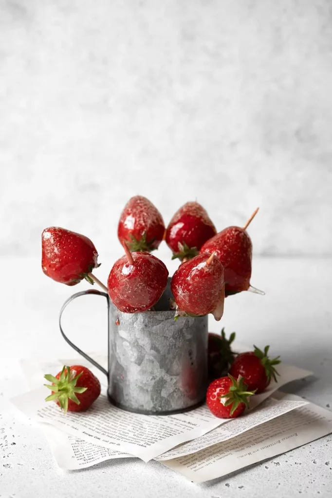 Fraises tanghulu enrobées de sucre croquant dans un petit pot