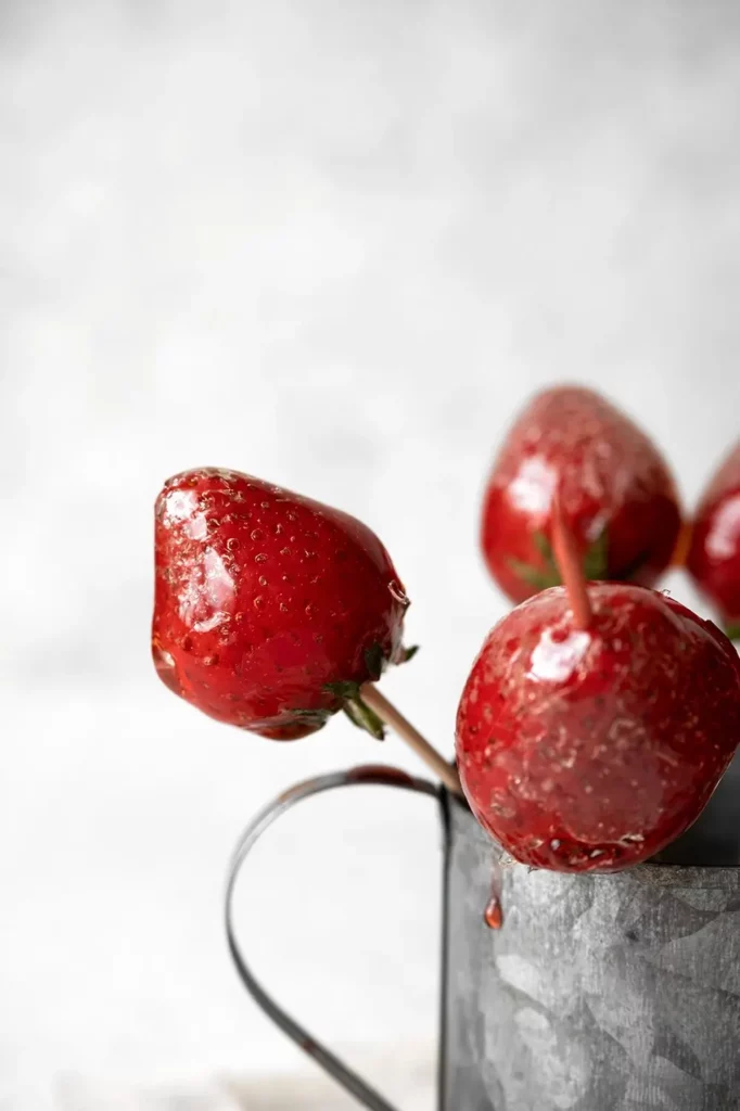Brochettes de fraises tanghulu avec coque de sucre brillante