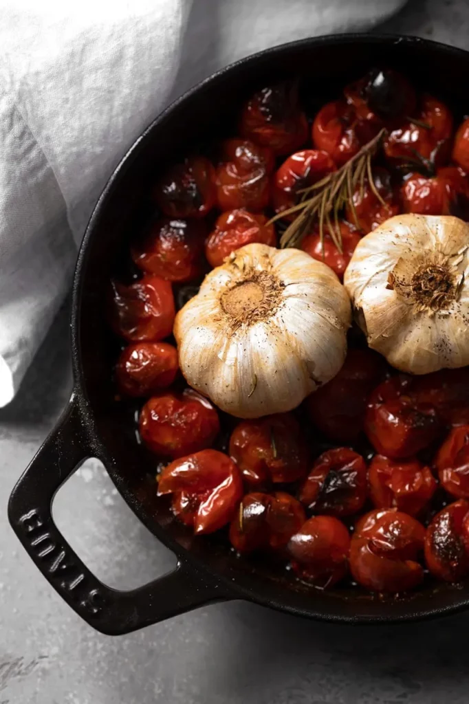 Tomates cerises rôties au four dans un plat avec herbes et ail