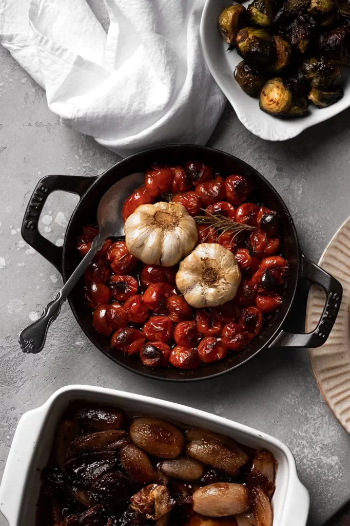 Tomates cerises rôties au four avec têtes d'ail confit