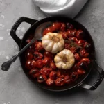 Tomates cerises rôties au four servies avec ail confit