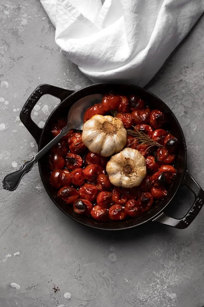 Tomates cerises rôties au four servies avec ail confit